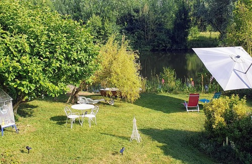 Cloyes-les-Trois-Rivieres Ski Chalet | Pretty cottage on the banks of the Loir nestling in a green setting.
