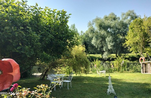 Cloyes-les-Trois-Rivieres Ski Chalet | Pretty cottage on the banks of the Loir nestling in a green setting.