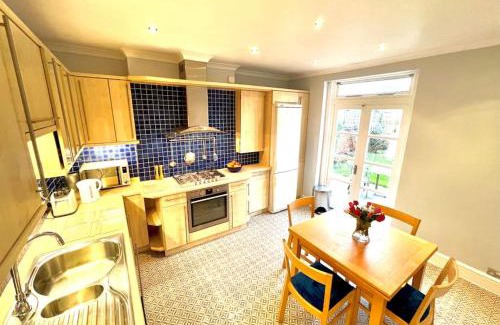 Harlesden Apartment | Pretty 2 bed garden apartment zone 2