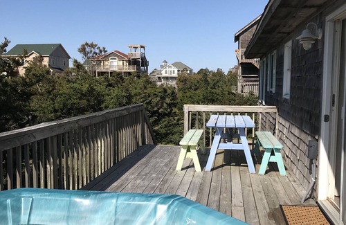 Palisade Acres Cottage | Pretty 3BR 2BA Oceanside Cottage w/Hot Tub, Short Walk to Beach, Linens Included