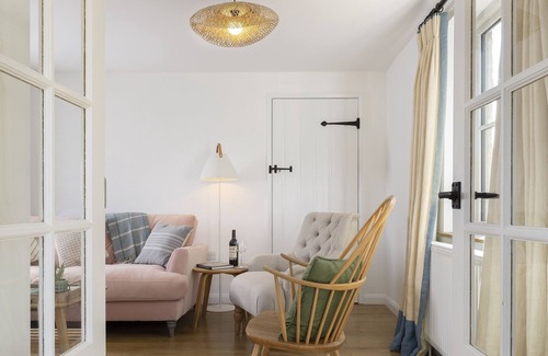 Ampney Crucis Apartment | Pretty and delightfully cosy detached cottage built from classic Cotswold stone