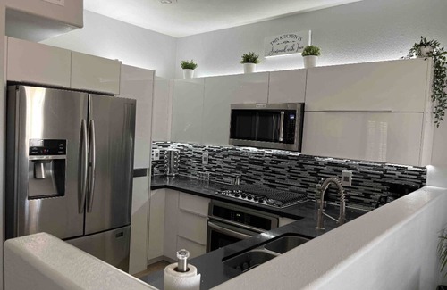Paul Culley Condo | Pretty condo close to the strip