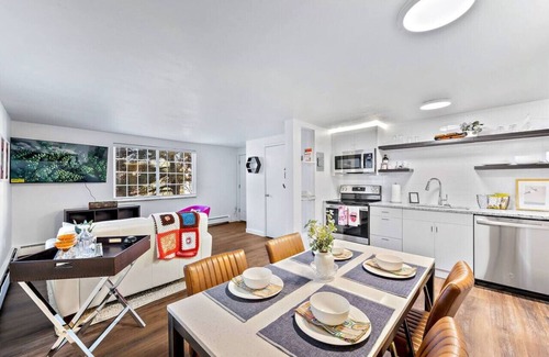 Englewood Apartment | Pretty in Pink 1/1, 15 min to DT