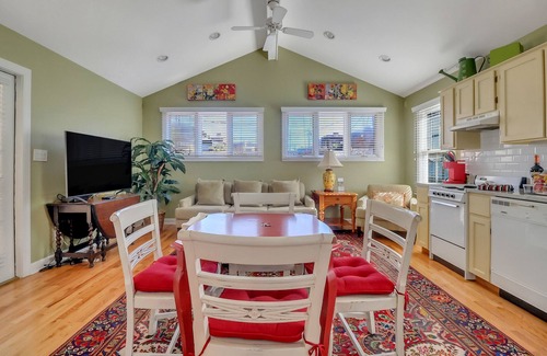 Historic Downtown Savannah Condo | Pretty Jones Street Carriage House Free Parking