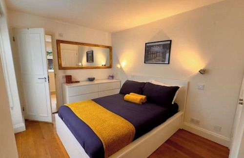 Askew House | Pretty Little Mews House