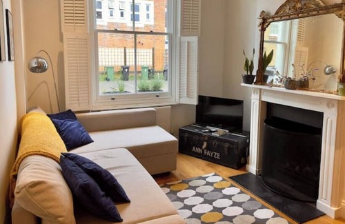 Askew House | Pretty Little Mews House