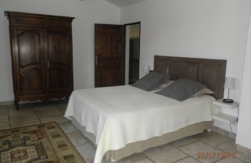 Moules Other | Pretty Provencal farmhouse near Arles