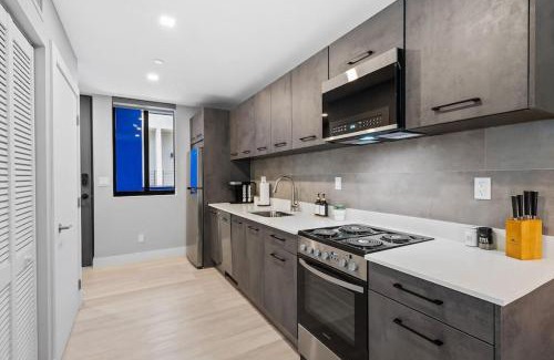 Flagler Village Apartment | Pretty Rola 202 Modern Industrial Apt w King Bed