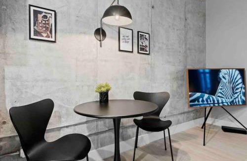 Flagler Village Apartment | Pretty Rola 202 Modern Industrial Apt w King Bed