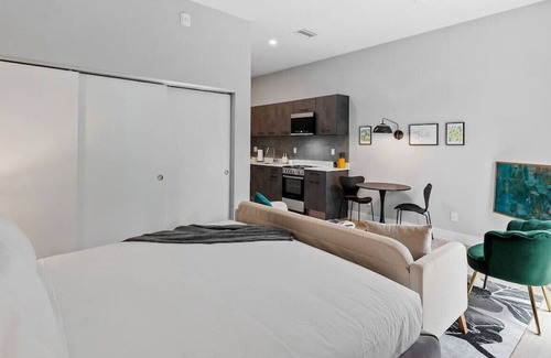 Flagler Village Apartment | Pretty Rola #302 Cozy Condo with King Bed-Great Location!