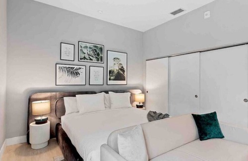 Flagler Village Apartment | Pretty Rola #302 Cozy Condo with King Bed-Great Location!