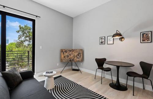 Flagler Village Apartment | Pretty Rola 305 Superior Apartment w King Bed with Designer Furniture