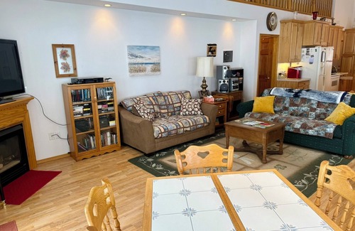 Shawano Cottage | Price Reduced & Licensed! Spacious Lake House for Rent 2025 NFL Draft