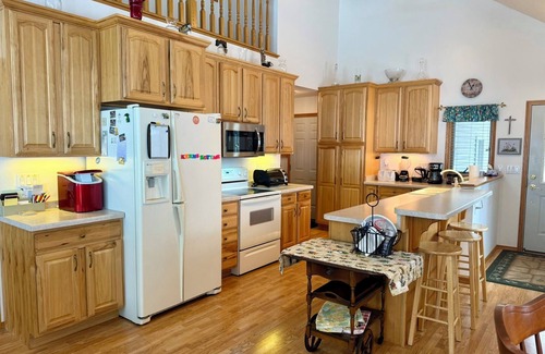 Shawano Cottage | Price Reduced & Licensed! Spacious Lake House for Rent 2025 NFL Draft