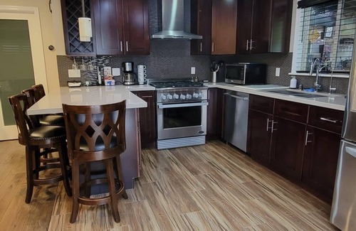 Grandview House | Prime Area w/Yard ~ Close to Studios!