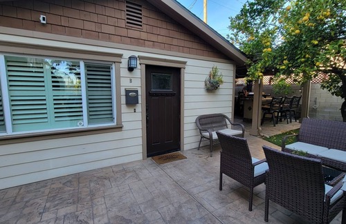 Grandview House | Prime Area w/Yard ~ Close to Studios!