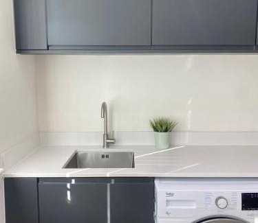 Old Trafford Apartment | Prime Central-Luxury 1BR Apartment-Free Parking-Fast Wi-Fi
