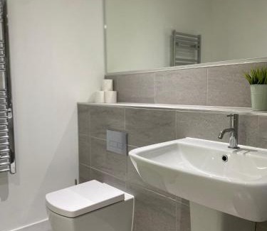 Old Trafford Apartment | Prime Central-Luxury 1BR Apartment-Free Parking-Fast Wi-Fi