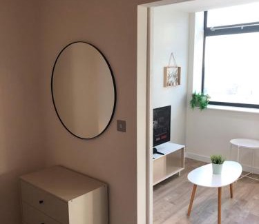 Old Trafford Apartment | Prime Central-Luxury 1BR Apartment-Free Parking-Fast Wi-Fi