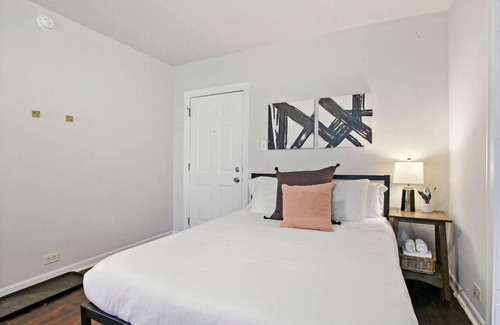 Rogers Park Apartment | Prime Chicago Studio | Cozy, Clean & Connected