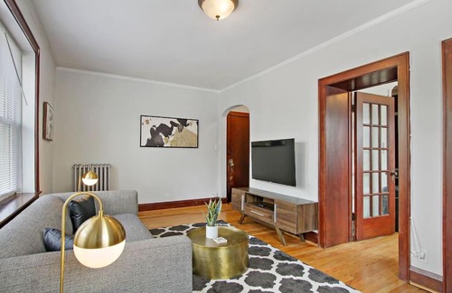 Old Irving Park Apartment | Prime City Stay in a 1BR Apartment - Cullom F2