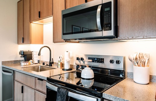 Eagle River Condo | Prime Eagle River Stay : Walkable Location