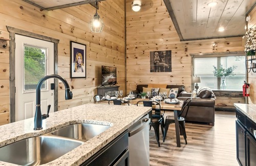 Sevierville Cabin | Prime Fall Escape Indoor Pool Tub, Views & Dogs