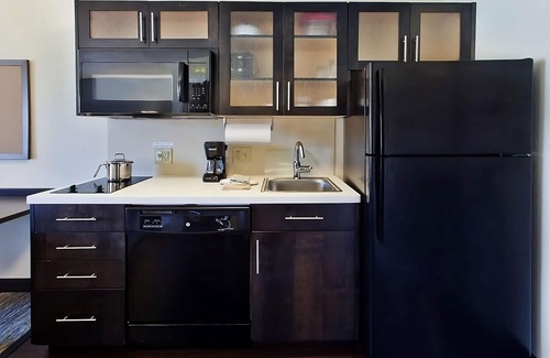 Wichita Hotel | Prime Location! 3 Sleek Units, Free Parking, Pets Allowed, Kitchen