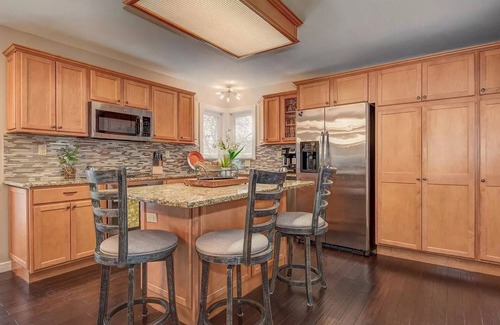 Arnolds Park House | Prime Location. 4 Bedroom House Sleeps up to 9. Close to Amusement Park.2 Baths.
