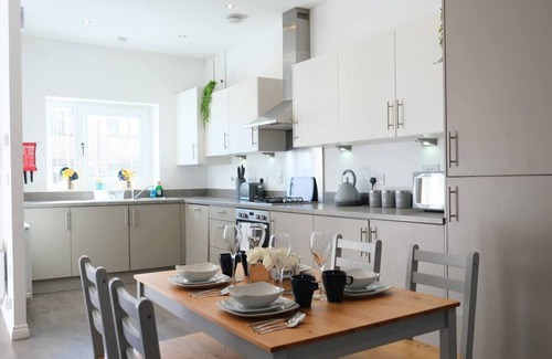 Milton Keynes House | Prime Location 4 Bedroom 3.5 Bath House - Sleeps 8