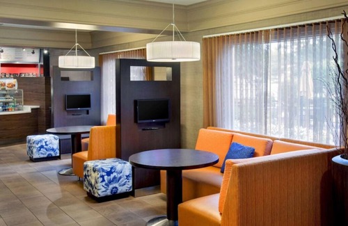 Woburn House | Prime Location! 4 Sleek Units, Parking, Pets Allowed, Close to Burlington Mall!