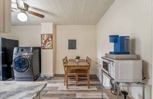 Fredericksburg House | Prime Location Cottage – King Bed, Free Parking, Walk to Downtown & Dining!