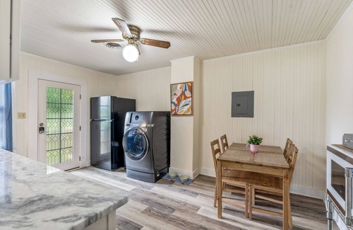 Fredericksburg House | Prime Location Cottage – King Bed, Free Parking, Walk to Downtown & Dining!