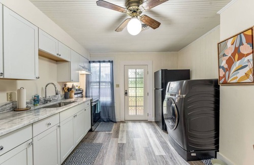Fredericksburg House | Prime Location Cottage – King Bed, Free Parking, Walk to Downtown & Dining!