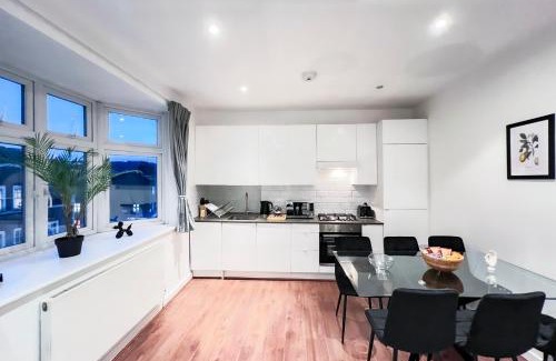 Camden Town with Primrose Hill Apartment | Prime Location Camden Luxury Apt Sleeps 6