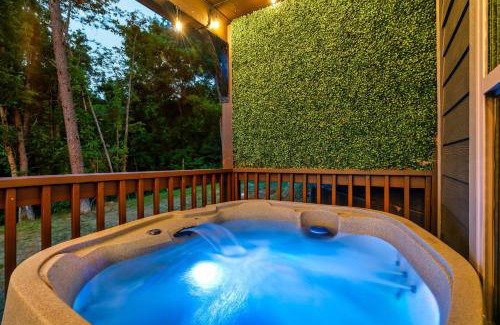 Sevierville House | Prime Location, close to Dollywood and Pg Forge Downtown with Mtn view, Hot tub & Game Room