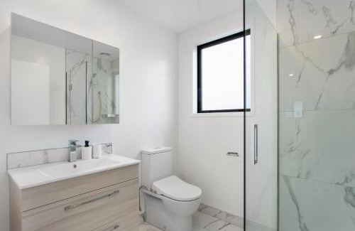 Addington Apartment | Prime Location Cosy Warm Free Off Street Park