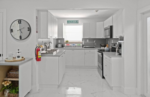 Coral Terrace House | Prime Location/ Cozy/Clean /Free Parking