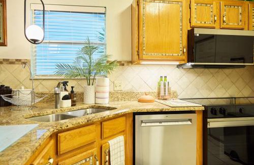 Lady Lake House | Prime Location - Golf Cart Included- La Casita Azul