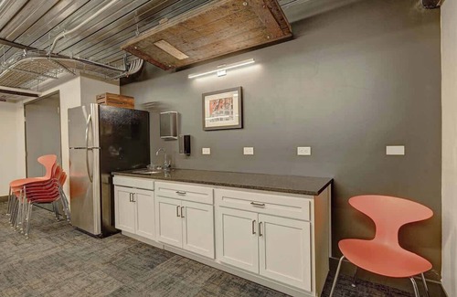 Westown Apartment | Prime Location | Gym, Hot Tub, Game Lounge, WiFi