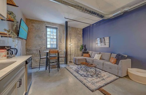 Westown Apartment | Prime Location | Gym, Hot Tub, Game Lounge, WiFi