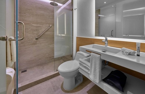 Providencia Hotel | Prime Location in Trendy Zone – Modern Room, Work Desk, and Local Charm