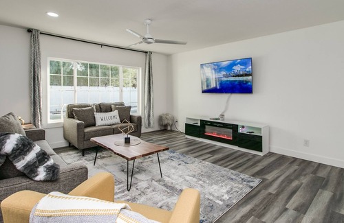 Scottsdale Estates Ten House | Prime Location! Modern & New! Swim, Play& Relax!
