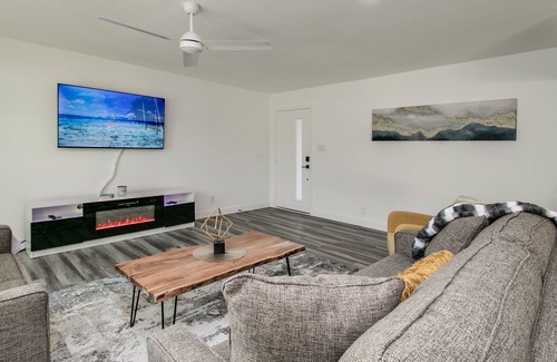 Scottsdale Estates Ten House | Prime Location! Modern & New! Swim, Play& Relax!
