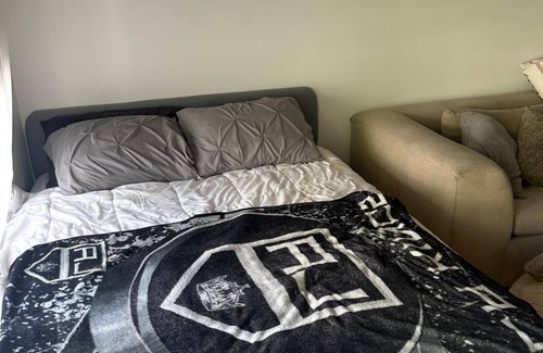 Norma Triangle Bed & Breakfast | Prime Location Off the Sunset Strip! Swimming Pool, Gym, Bright Place.