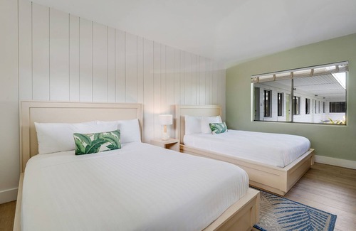 Islamorada Hotel | Prime Location! Onsite Pool, Free Breakfast, Free Parking