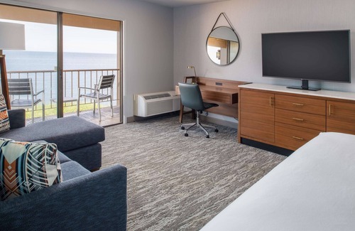Port Angeles Hotel | Prime Location! Pool, FREE Parking, Pets Allowed, Near Francis Street Park!
