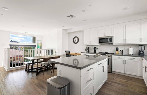 Grantville House | Prime location: SDSU/Snapdragon stadium & shopping