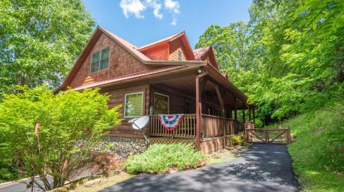 West Jefferson House | Prime Location- Secluded, Fire Pit, Covered Decks!