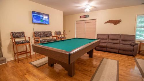 West Jefferson House | Prime Location- Secluded, Fire Pit, Covered Decks!